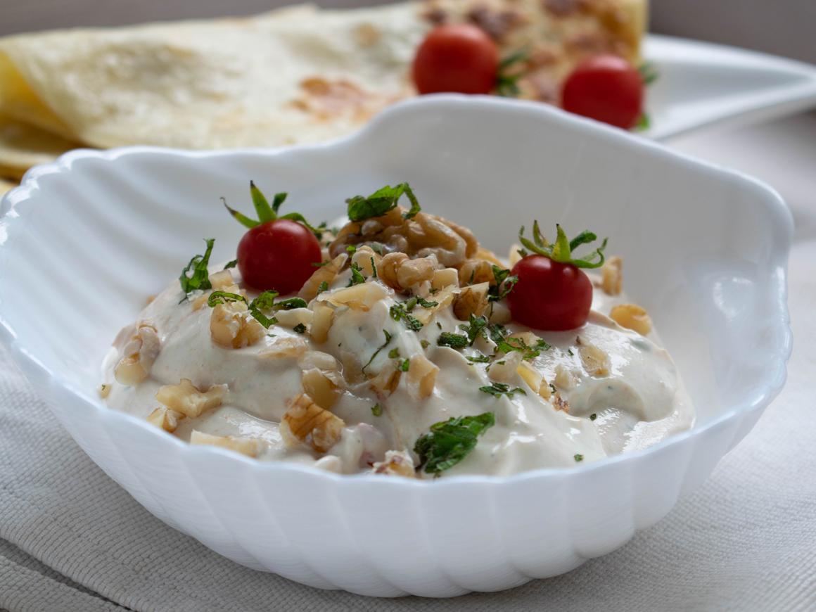 Frischkäse mit Tomaten und Walnüssen
