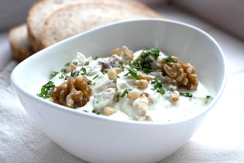 Hirtenkäse-Dip mit Nüssen