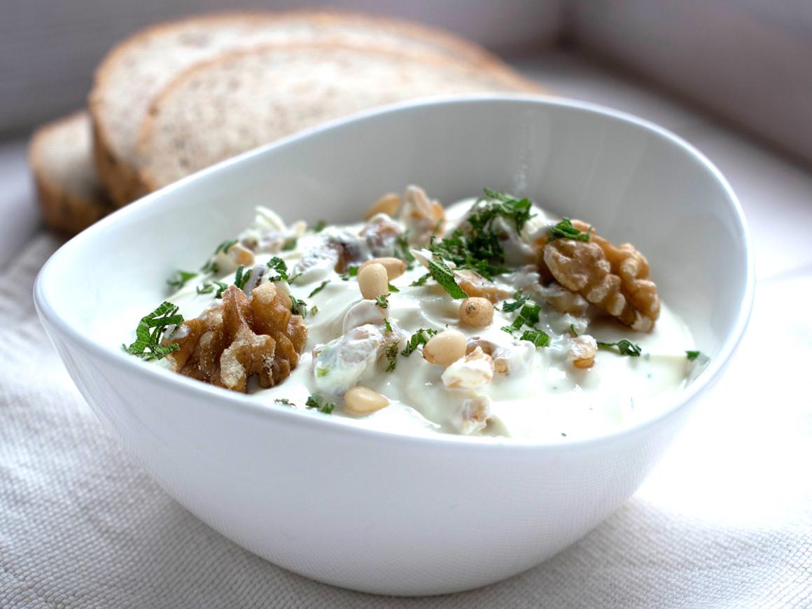 Hirtenkäse-Dip mit Nüssen