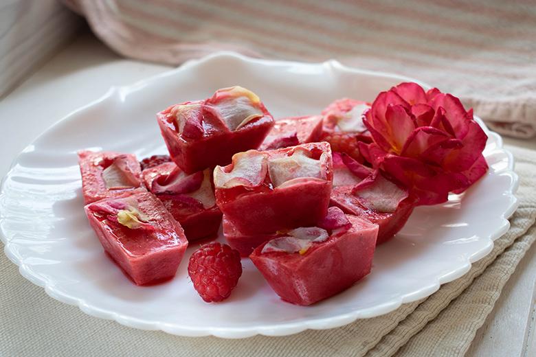 Sommerliche Himbeereiswürfel mit Rosenblüten