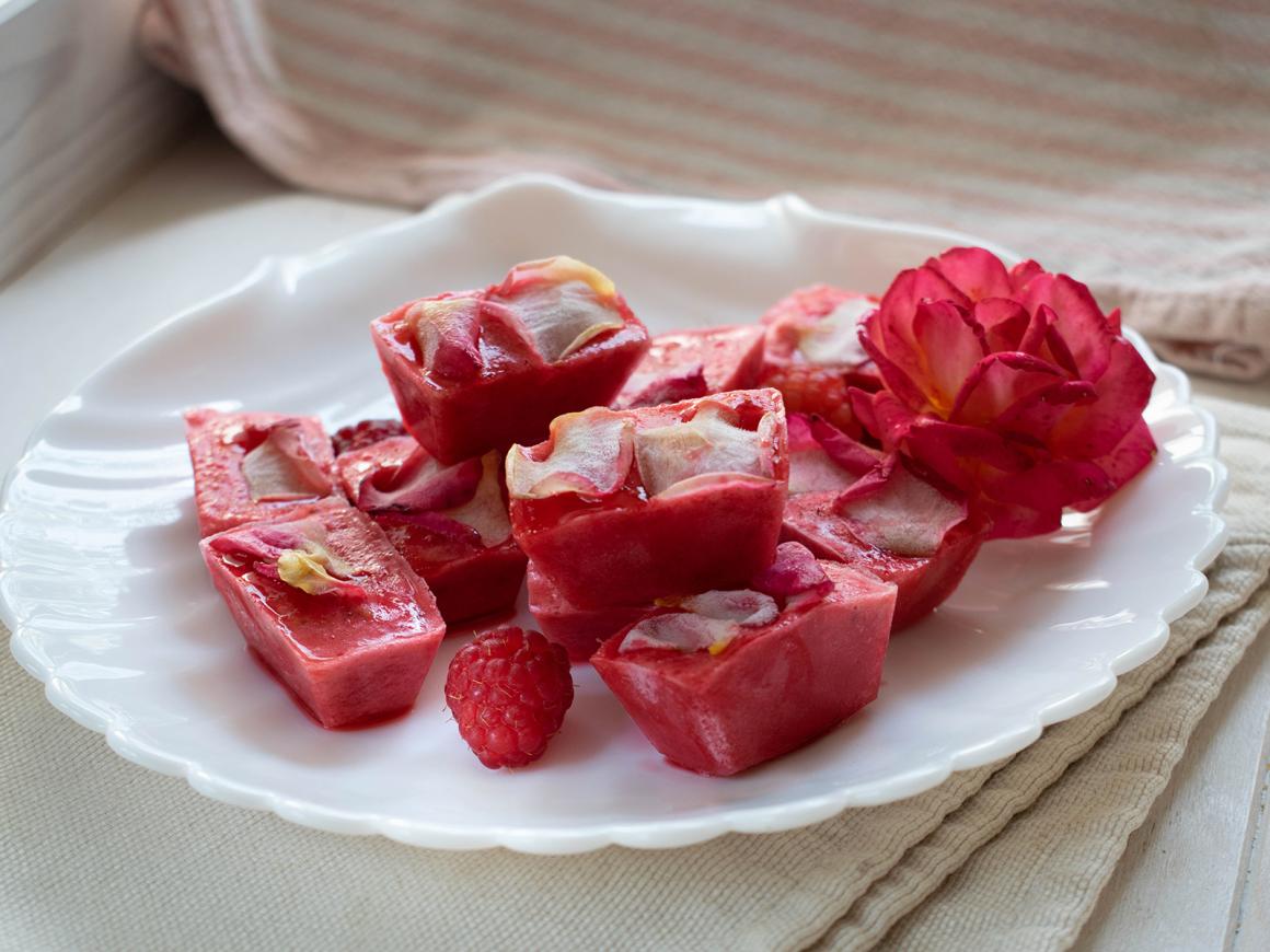 Sommerliche Himbeereiswürfel mit Rosenblüten