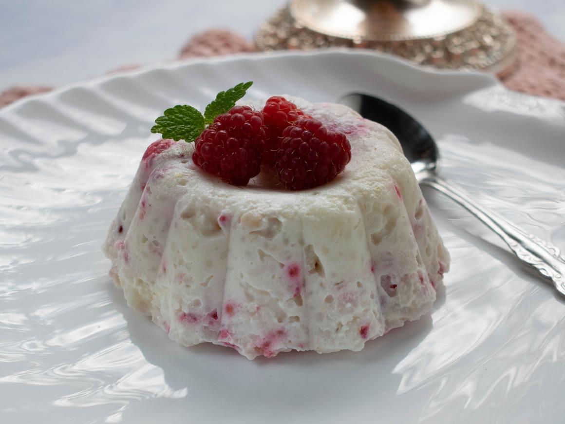 Milchreis-Eis mit Himbeeren