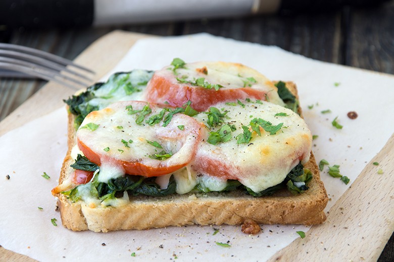 Vegetarische überbackene Toasts