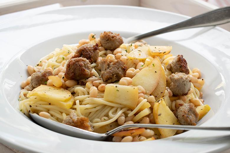 Nudeln mit Äpfeln und Bohnen