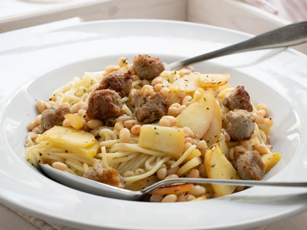 Nudeln mit Äpfeln und Bohnen
