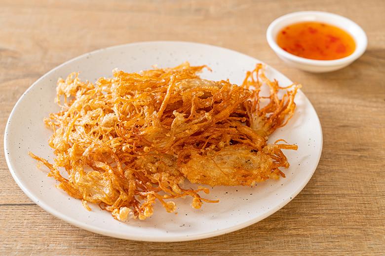 Knusprige Enoki-Pilze im Teigmantel