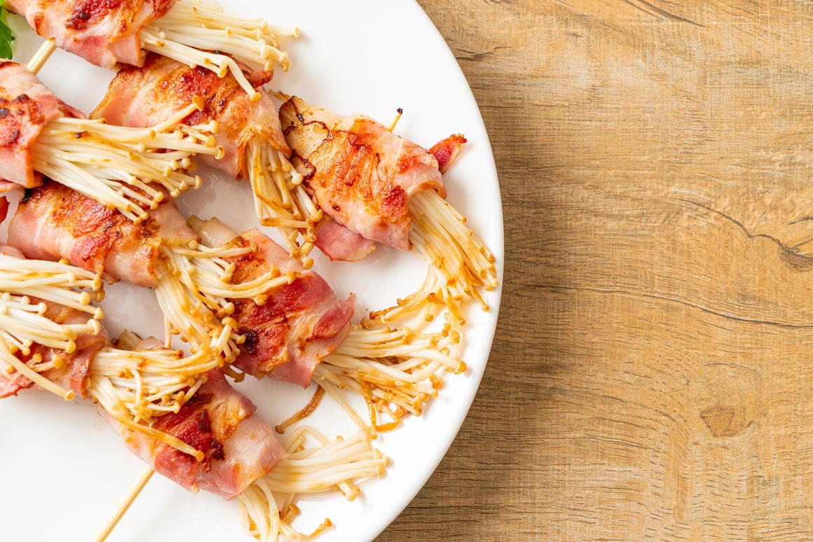 Enoki-Pilze im Speckmantel