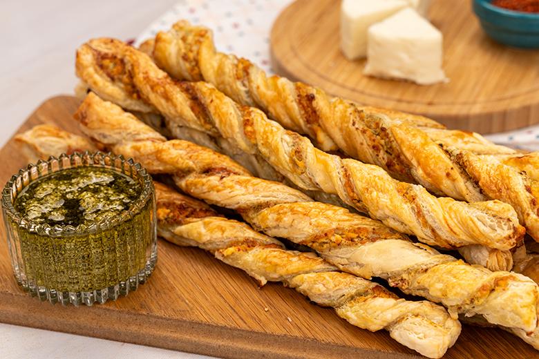 Käsestangen mit Pesto und Feta