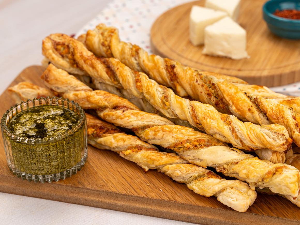 Käsestangen mit Pesto und Feta