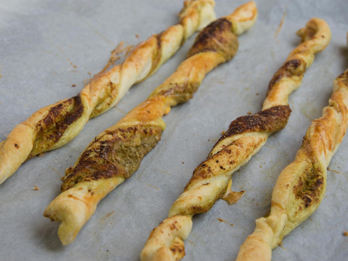 Käsestangen mit Pesto und Feta