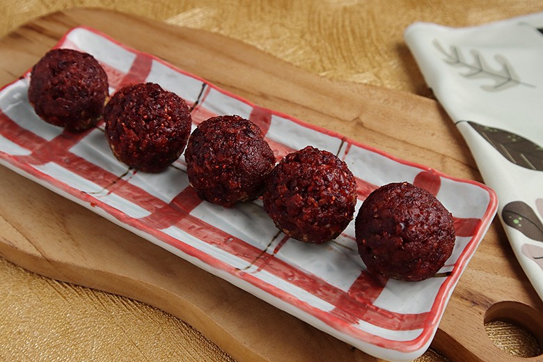 Energiekugeln mit Himbeeren