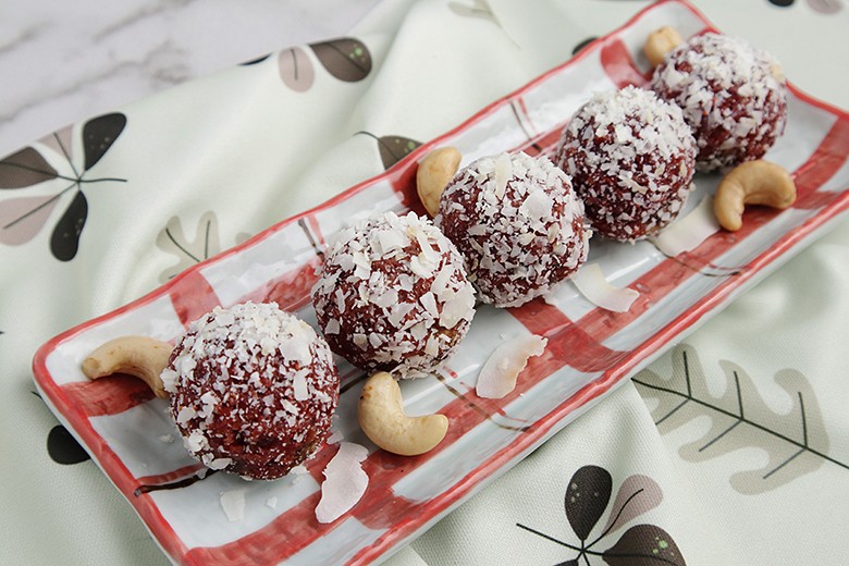 Energy Balls mit Erdbeeren und Cashewnüssen