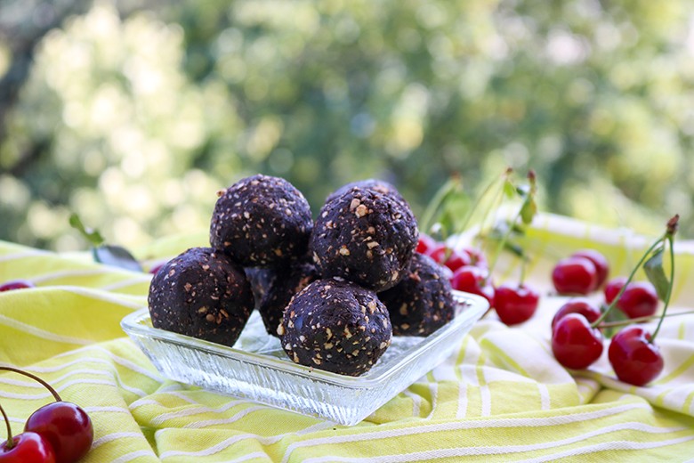 Energy Balls mit Kirschen und Kakao
