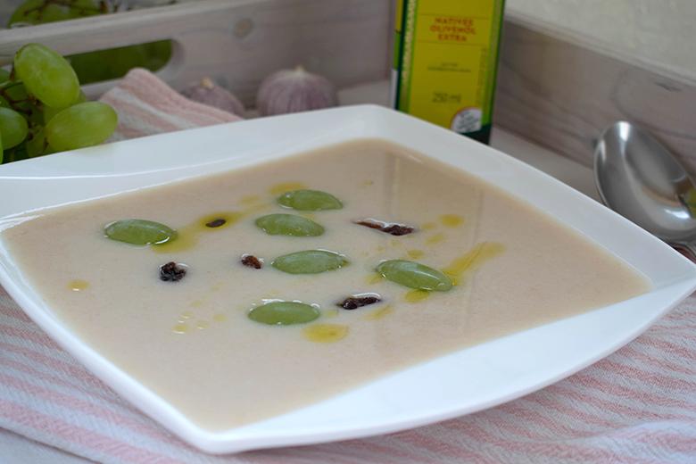 Weiße Knoblauchsuppe mit grünen Trauben