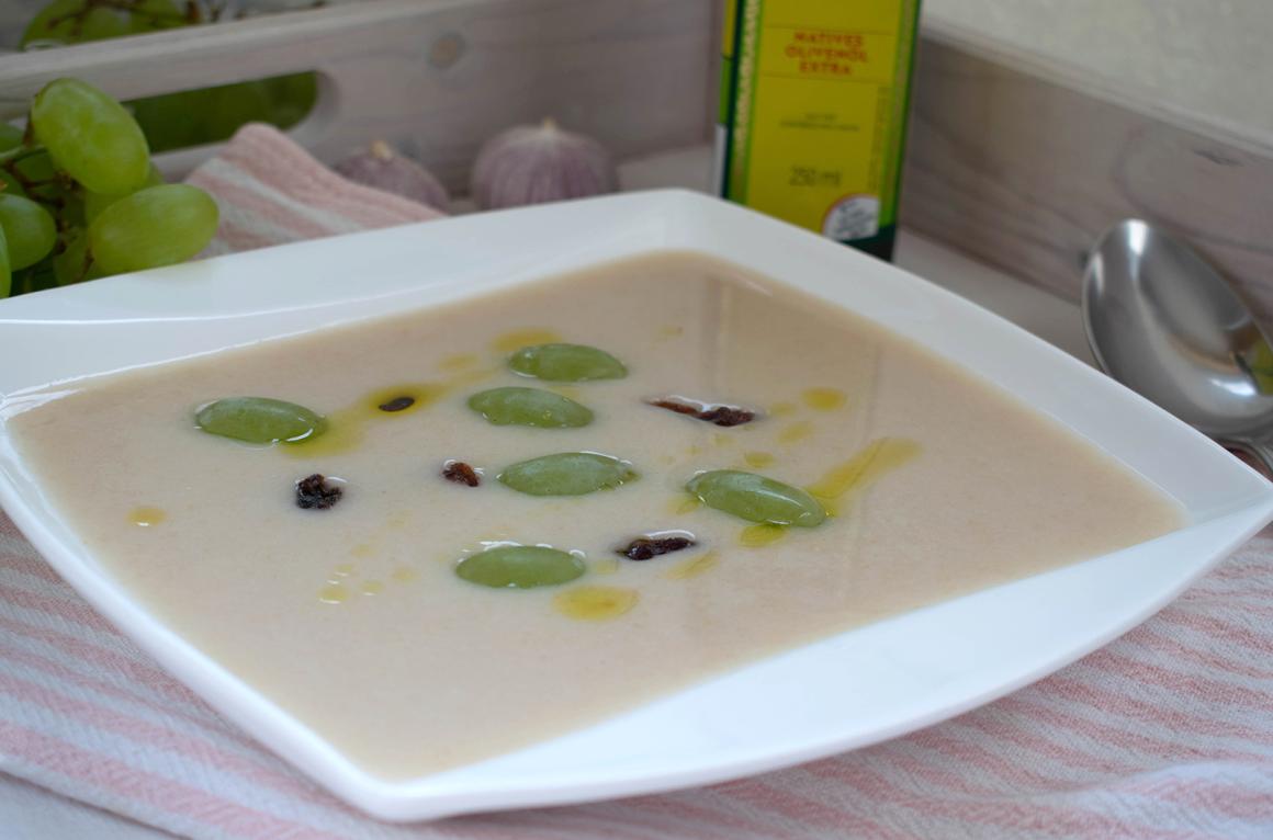 Weiße Knoblauchsuppe mit grünen Trauben