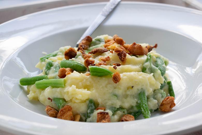 Kartoffelstampf mit grünen Bohnen und Grieben