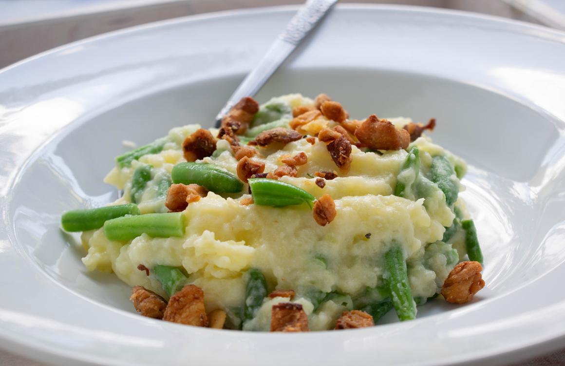 Kartoffelstampf mit grünen Bohnen und Grieben