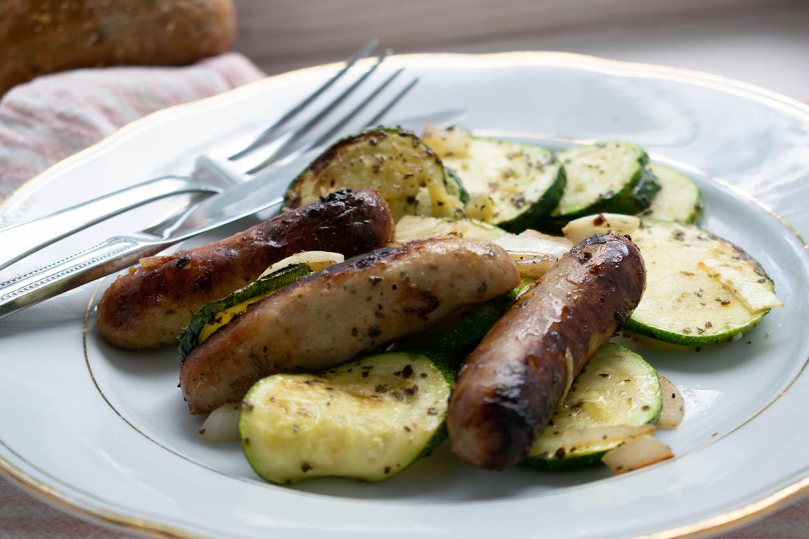 Bratwürstchen mit mediterranem Zucchinigemüse