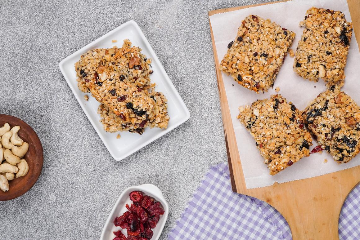 Müsliriegel mit Nüssen und getrockneten Früchten