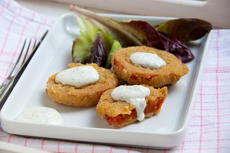 Panierte Tomate mit Petersiliensauce