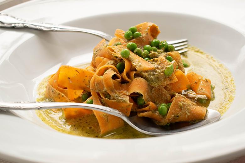 Möhrennudeln mit Kräuterbutter