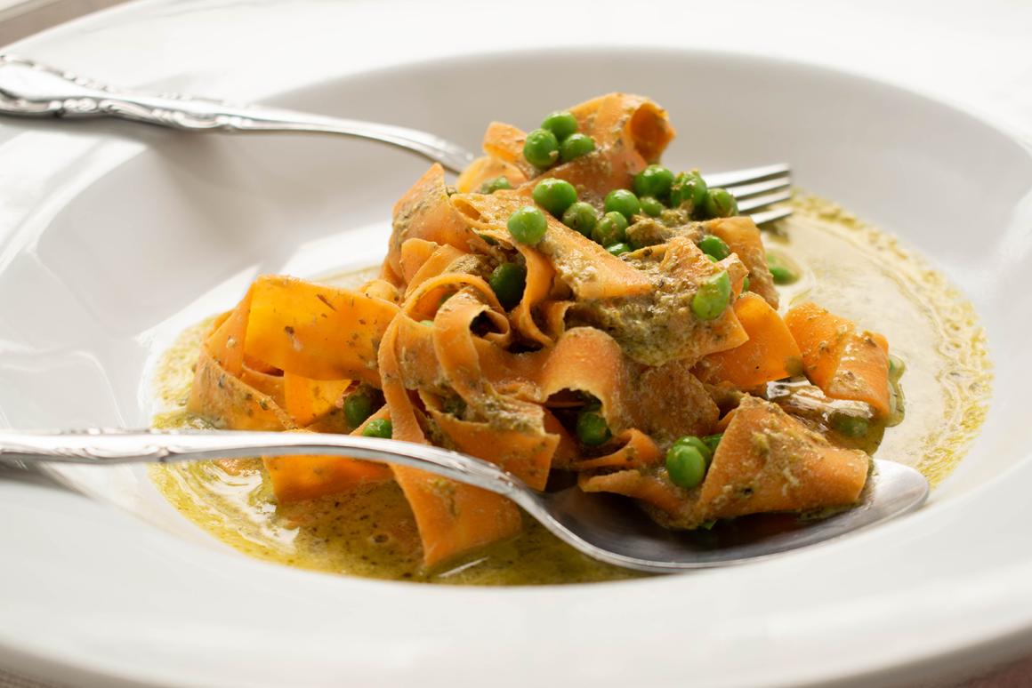 Möhrennudeln mit Kräuterbutter