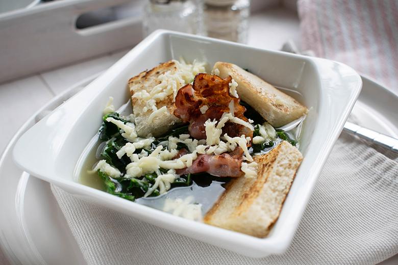 Wirsingsuppe mit Käse