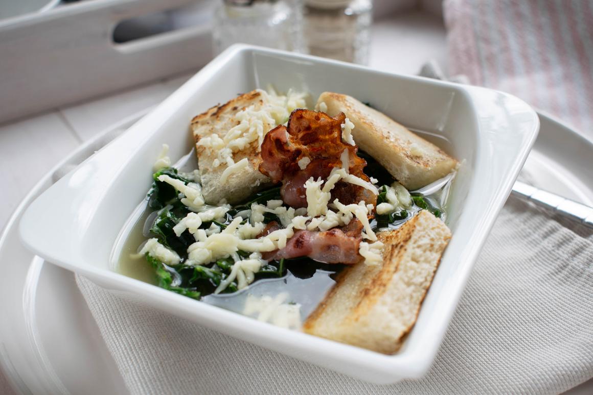 Wirsingsuppe mit Käse
