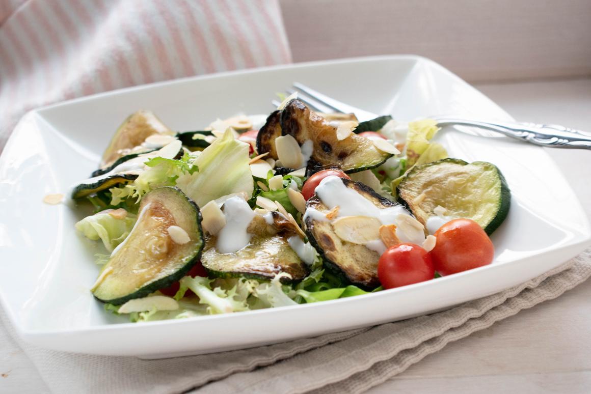 Sommersalat mit Zucchini