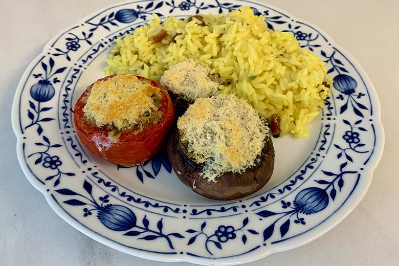 Gefüllte Tomaten und Champignons