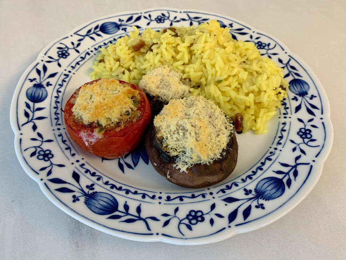 Gefüllte Tomaten und Champignons
