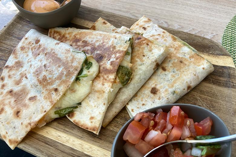 Quesadilla mit Käse und Hähnchenfleisch