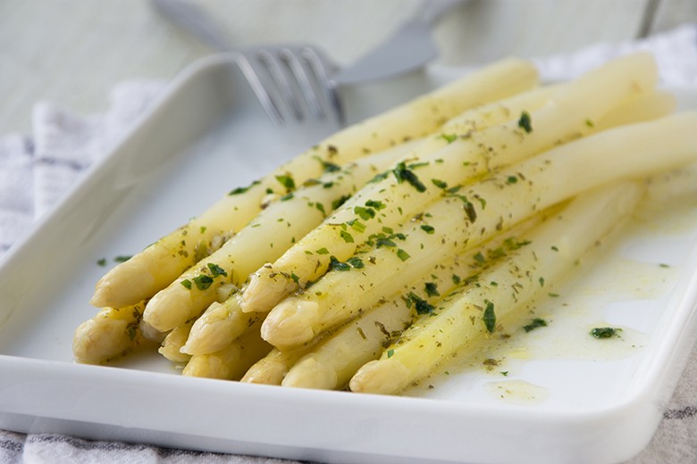 Marinierter weißer Spargel