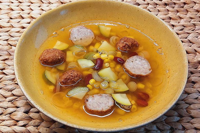 Zucchini-Maissuppe mit Fleischbällchen