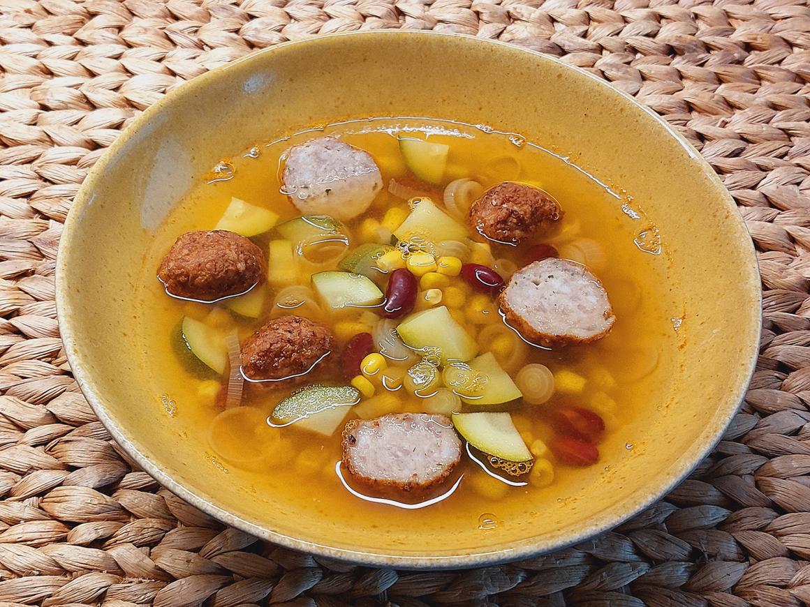 Zucchini-Maissuppe mit Fleischbällchen