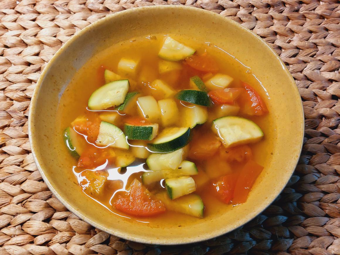 Zucchini-Tomatensuppe
