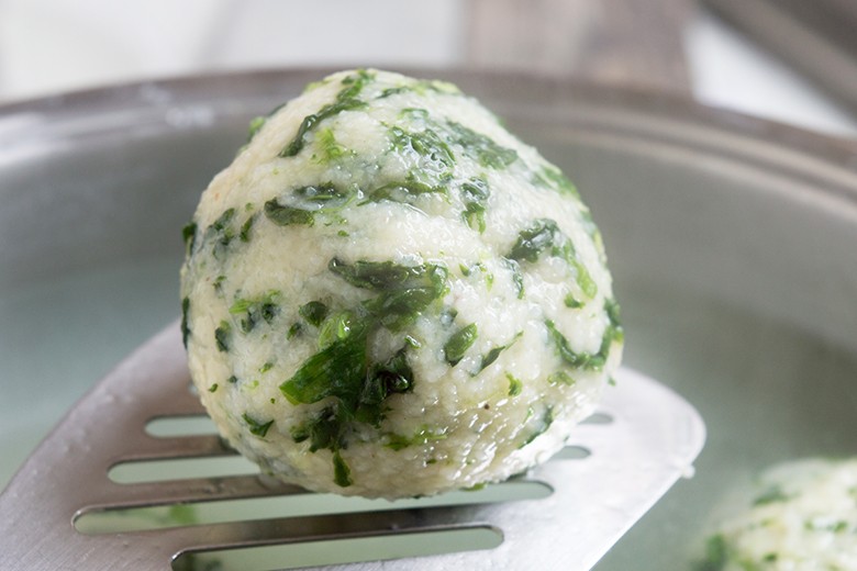 Spinatknödel mit Kartoffelteig