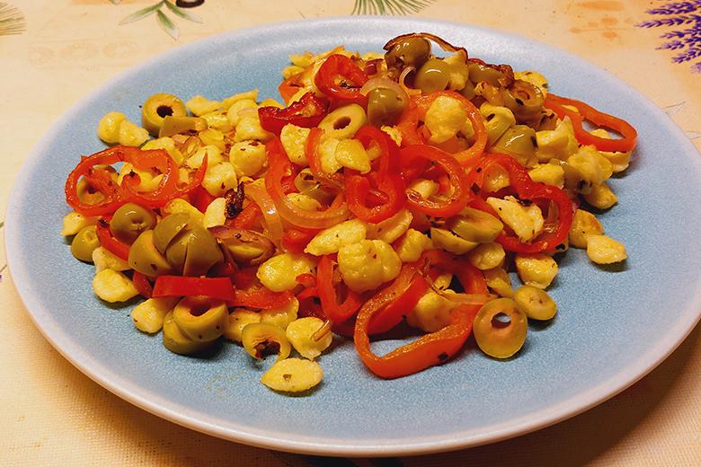 Knöpflesalat mit Paprika und Oliven