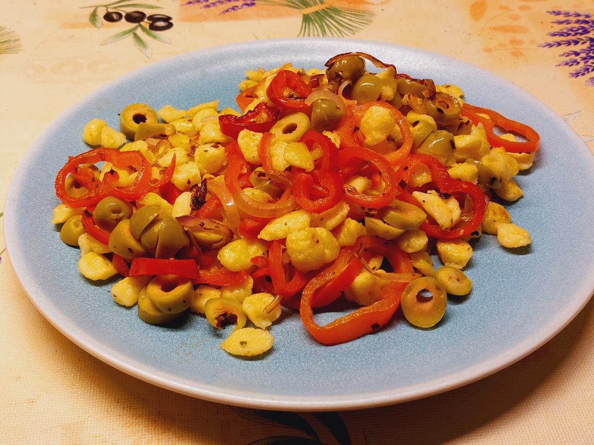 Knöpflesalat mit Paprika und Oliven