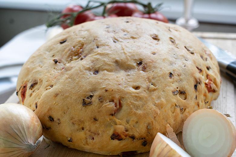 Zwiebel-Tomaten-Brot