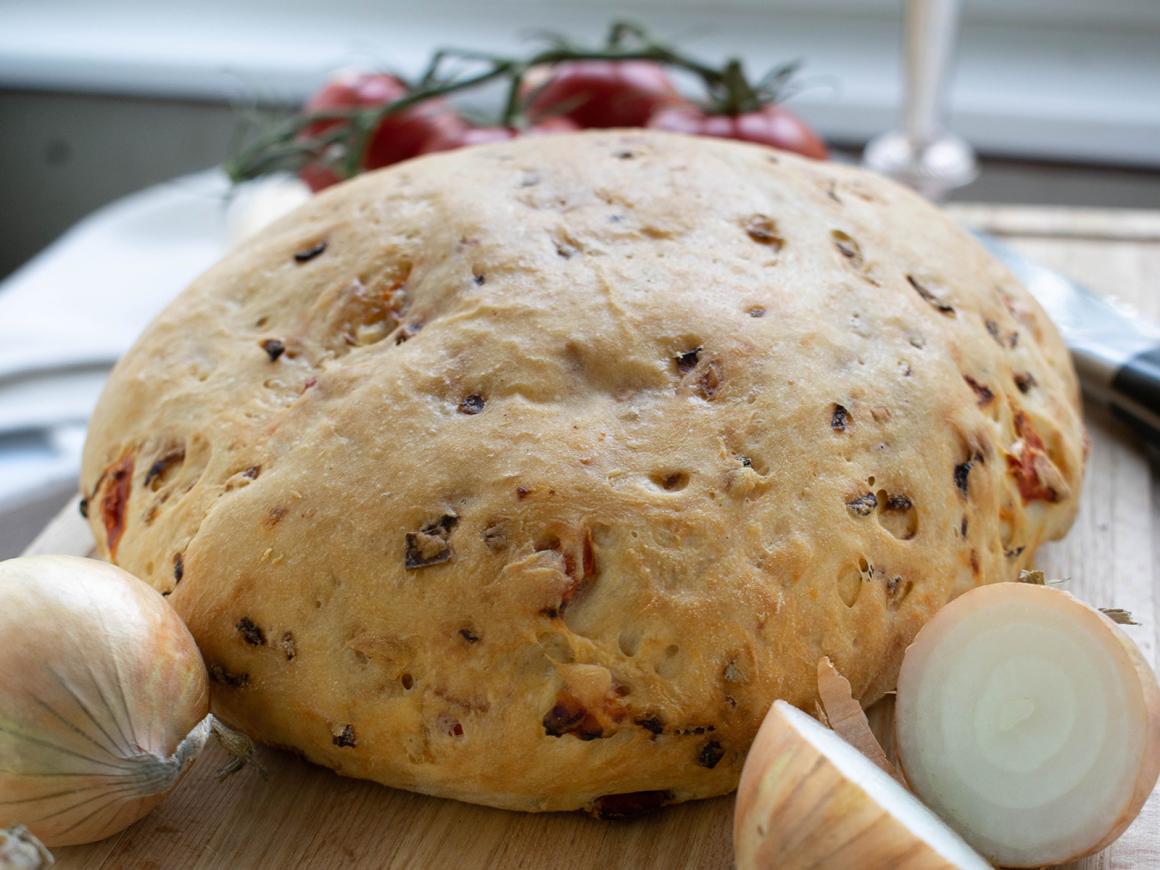 Zwiebel-Tomaten-Brot