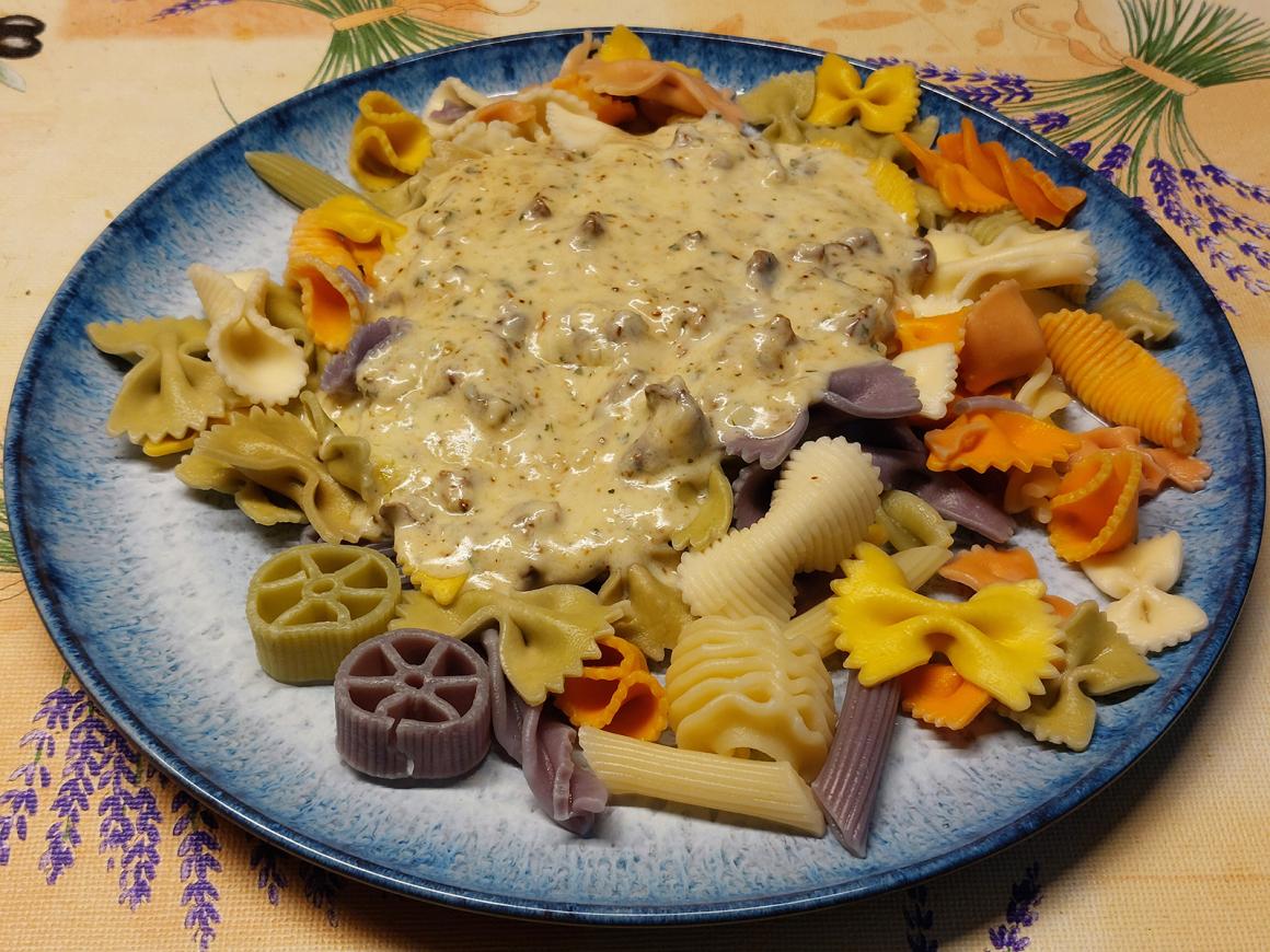 Bunte Nudeln in Pfifferlingssoße