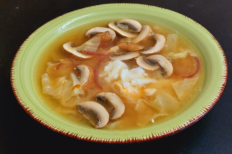 Kohl-Champignonsuppe mit Ei