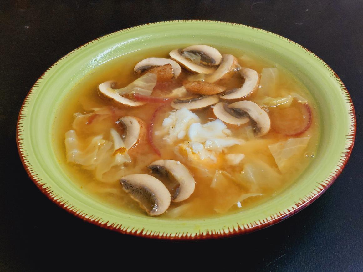 Kohl-Champignonsuppe mit Ei