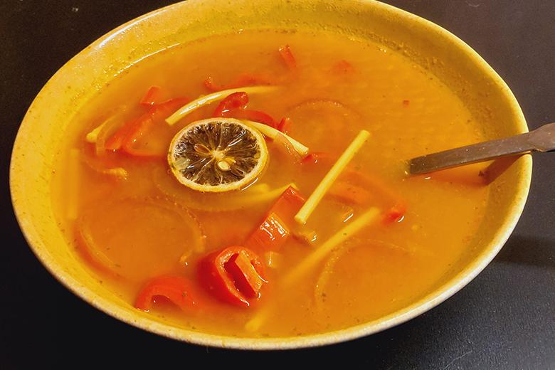 Zitronensuppe mit Nudeln