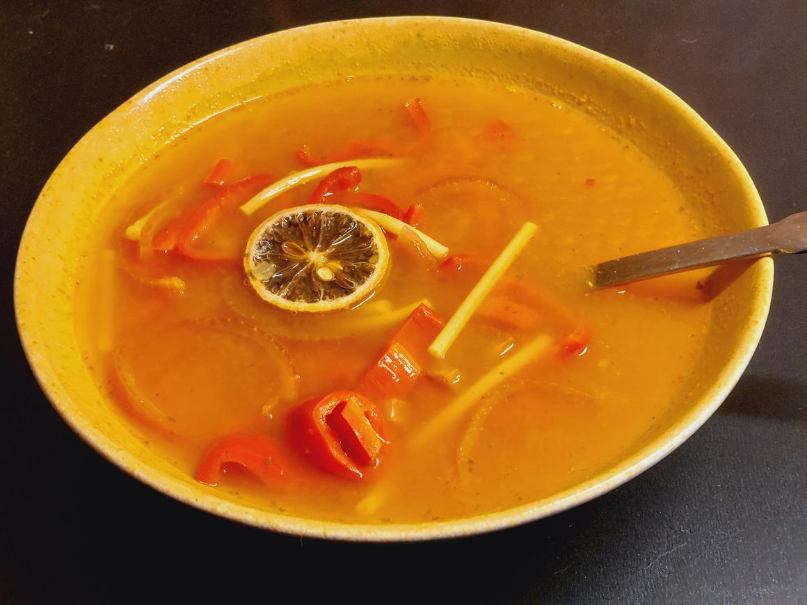Zitronensuppe mit Nudeln