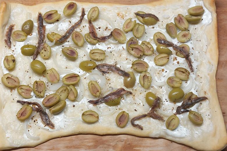 Flammkuchen mit Oliven und Sardellen