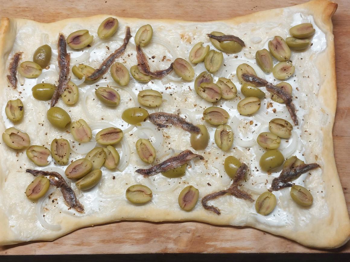 Flammkuchen mit Oliven und Sardellen