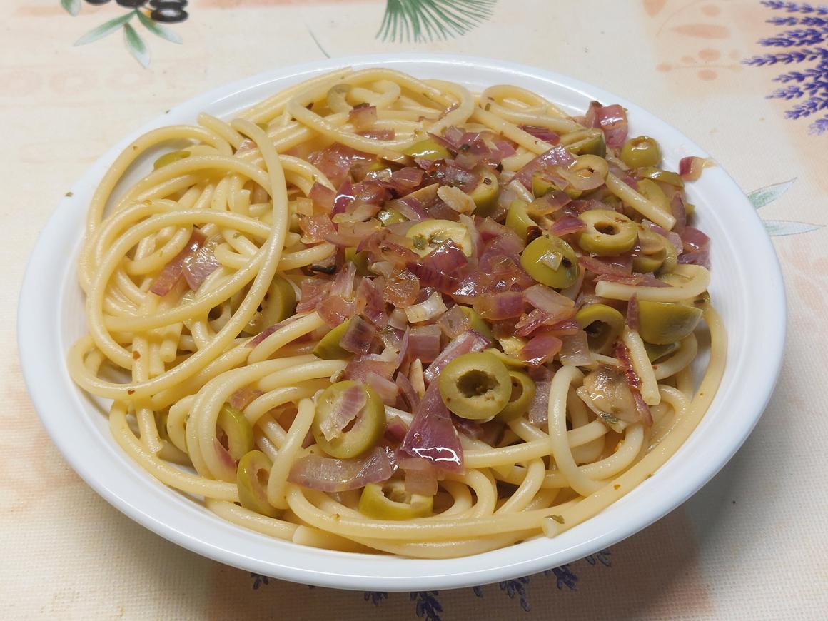 Bucatini mit Oliven-Zwiebelsoße