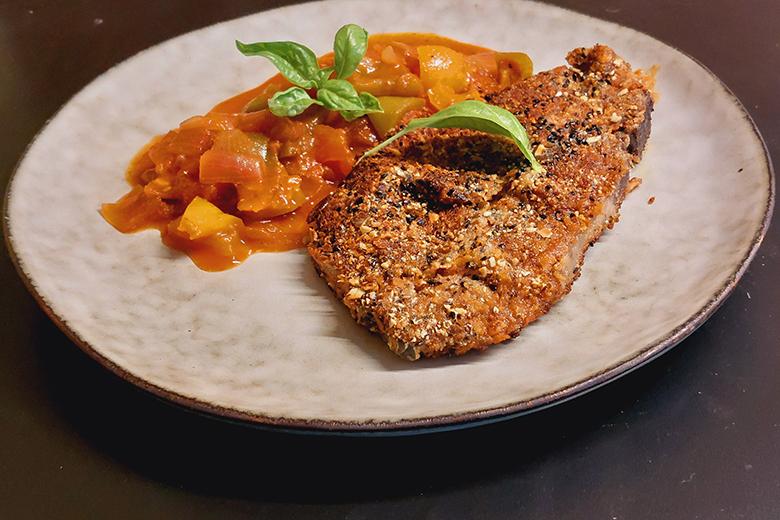 Kotelett in Kürbiskernpanade mit Paprikagemüse